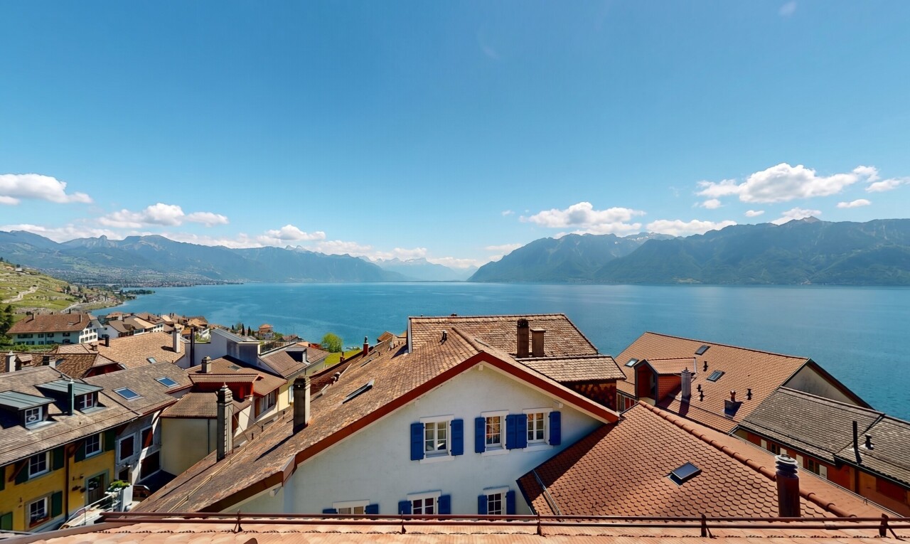außenansicht mit stuckverkleidung, mountain view, blick auf die berge, day time, und water view
