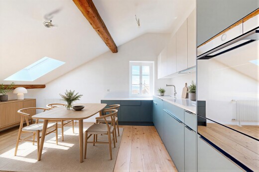 küche mit ofen, two tone kitchen, vaulted ceiling, dachschräge, und white cabinets