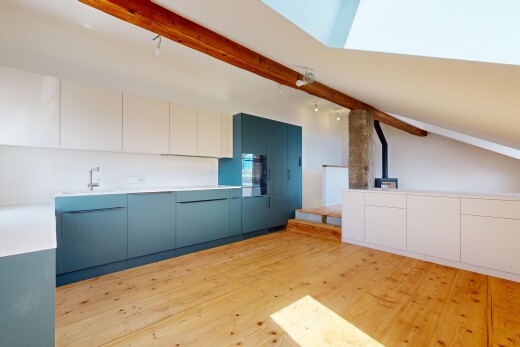 küche mit holzfußboden, wood finish floor, schränke mit flachen paneelen, flat panel cabinets, und light floor