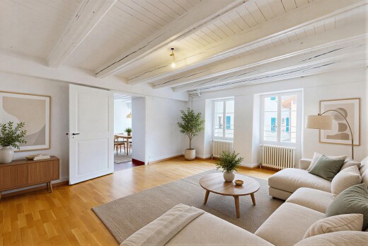 salon avec inside property, sol en finition bois, wood finish floor, plafond à poutres, et beamed ceiling