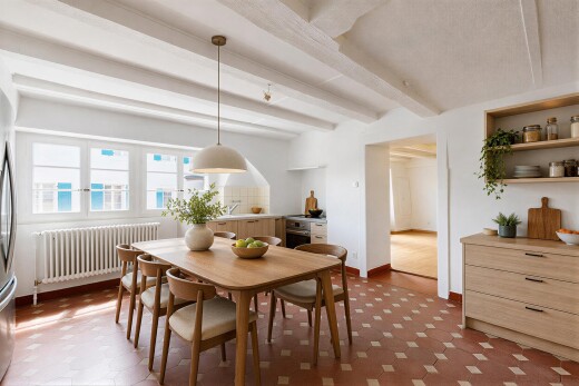 salle à manger avec inside property, radiateur, drywall, cloison sèche, et natural light