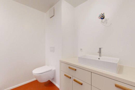 bad mit drywall, gipskartonwand, schminktisch, waschbecken, und inside property