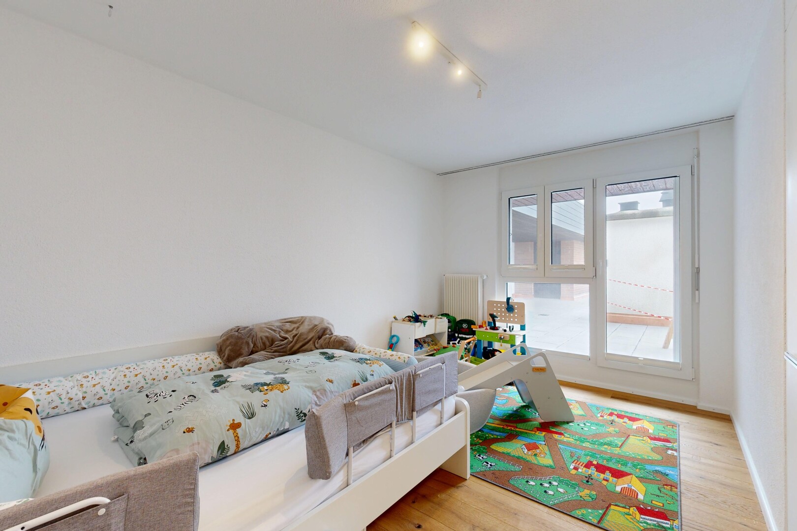 chambre avec inside property, lumière naturelle, natural light, radiateur, et cloison sèche