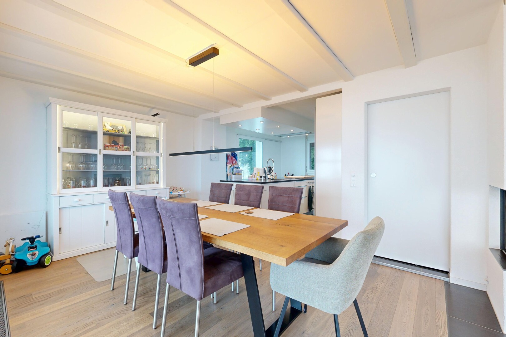 salle à manger avec cloison sèche, drywall, sol en finition bois, wood finish floor, et inside property