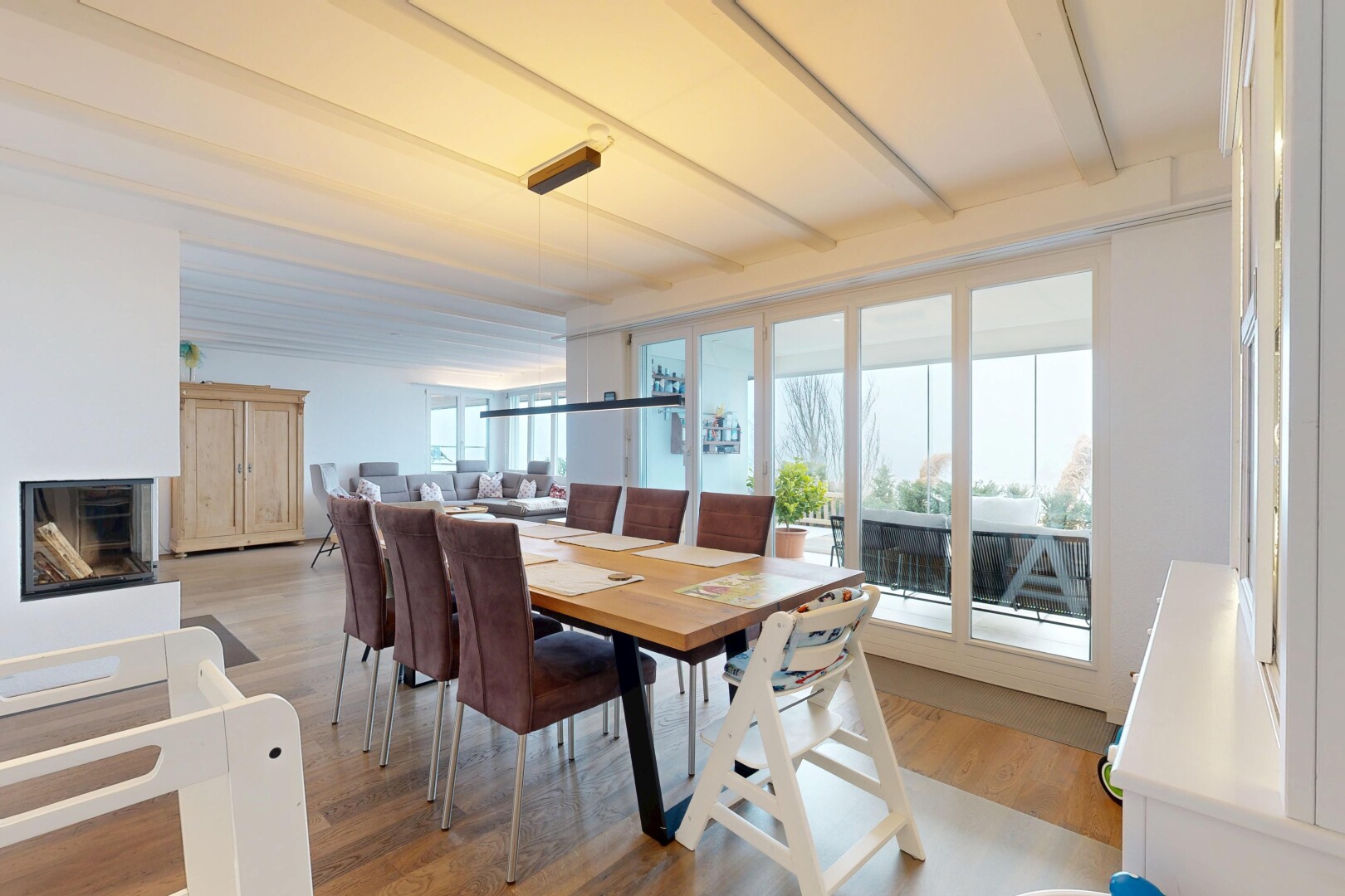 salle à manger avec lumière naturelle, natural light, inside property, sol en finition bois, et wood finish floor