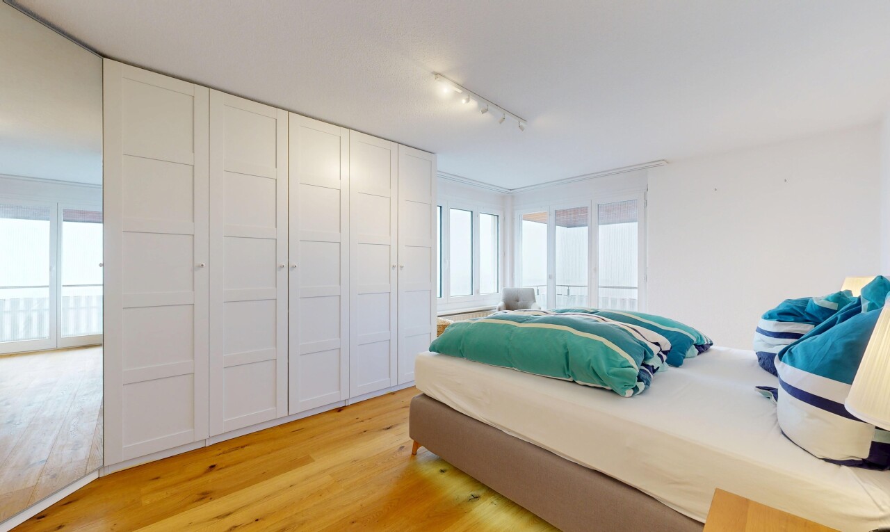 chambre avec sol en finition bois, wood finish floor, inside property, lumière naturelle, et natural light