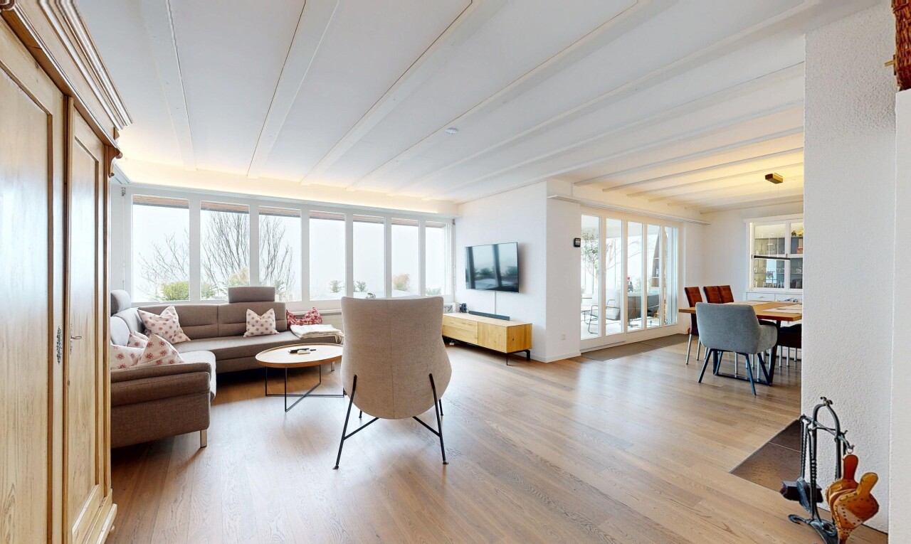 salon / salle à manger avec inside property, télévision, sol en finition bois, wood finish floor, et lumière naturelle