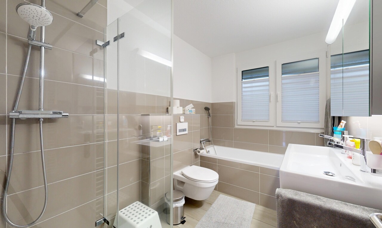 salle de bains avec salle de bain complète, lavabo (ou coiffeuse selon le contexte), miroir, inside property, et douche