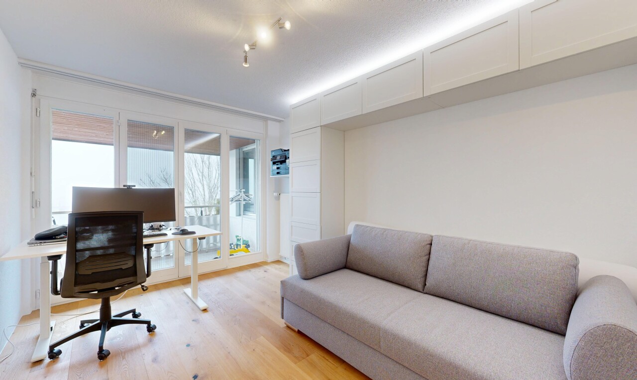salon avec lumière naturelle, natural light, inside property, espace bureau, et sol en finition bois