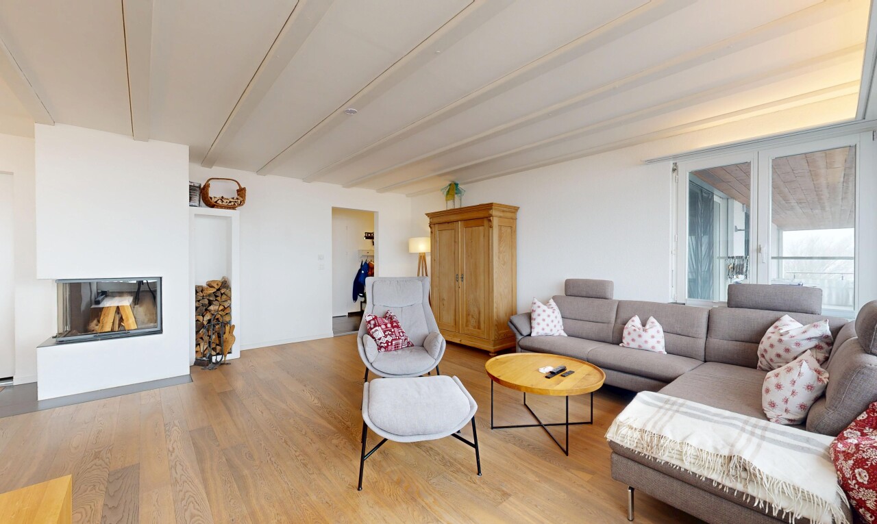 salon avec inside property, plafond à poutres, beamed ceiling, cloison sèche, et drywall