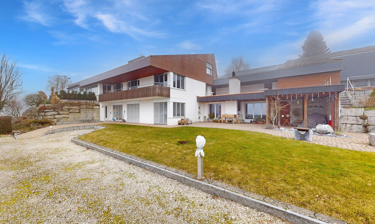 façade avec pelouse, day time, property visible, et balcon