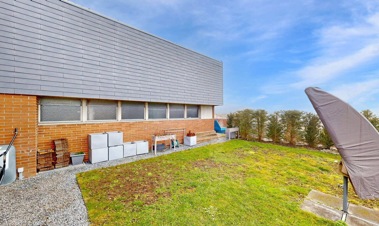 façade avec pelouse, from property, bardage en brique, et day time