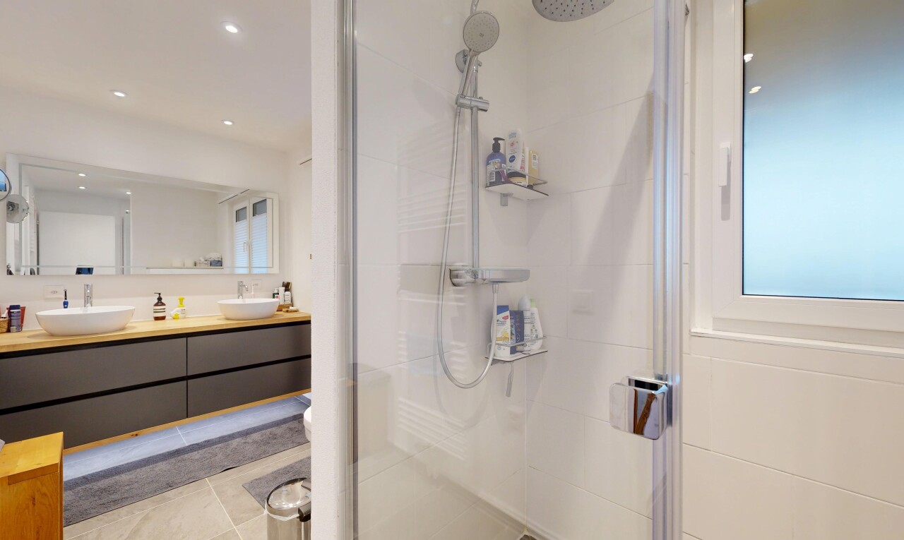 salle de bains avec double vasque, salle de bain complète, douche, inside property, et évier