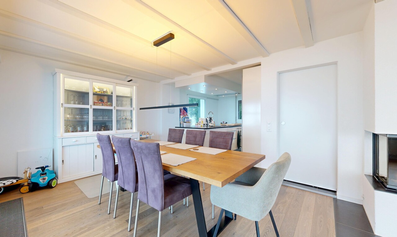salle à manger avec cloison sèche, drywall, sol en finition bois, wood finish floor, et inside property