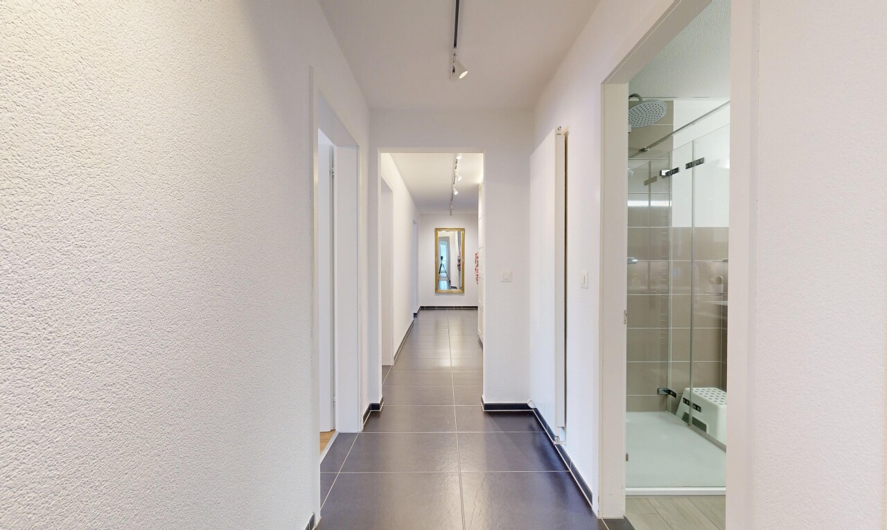 couloir avec inside property, éclairage sur rail, et track lighting