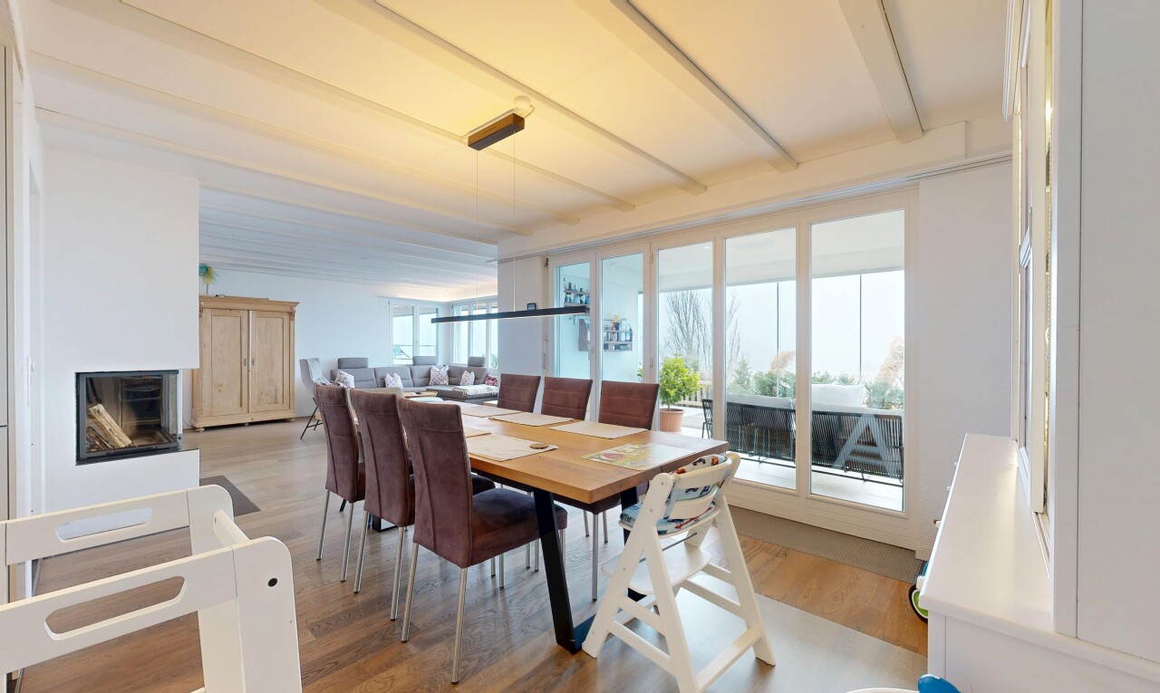 salle à manger avec lumière naturelle, natural light, inside property, sol en finition bois, et wood finish floor