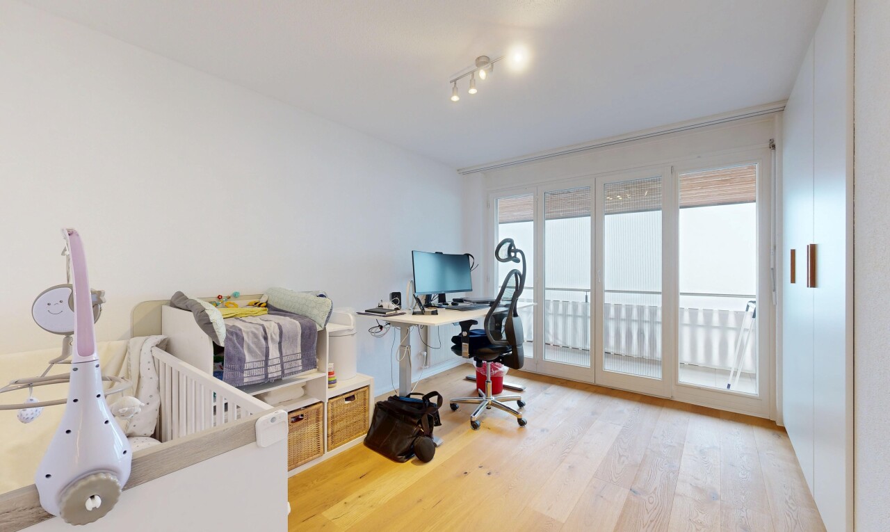 bureau avec lumière naturelle, natural light, sol en finition bois, wood finish floor, et espace bureau