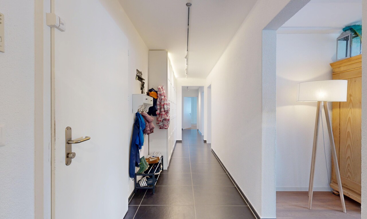 couloir avec cloison sèche, drywall, et inside property
