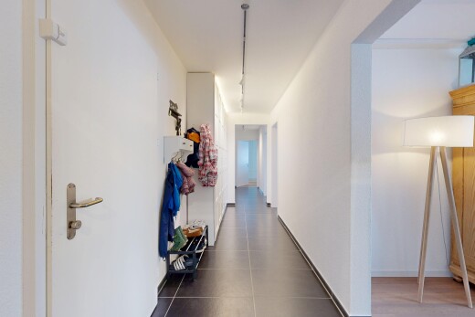 couloir avec cloison sèche, drywall, et inside property