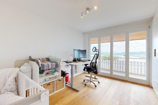 bureau avec espace bureau, sol en finition bois, wood finish floor, lumière naturelle, et natural light