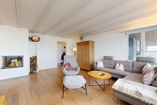 salon avec inside property, plafond à poutres, beamed ceiling, cloison sèche, et drywall