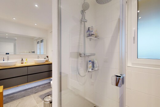 salle de bains avec double vasque, salle de bain complète, douche, inside property, et évier