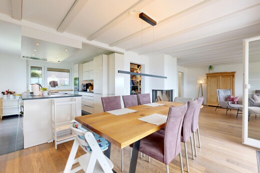 salle à manger avec plafond à poutres, beamed ceiling, sol en finition bois, wood finish floor, et inside property