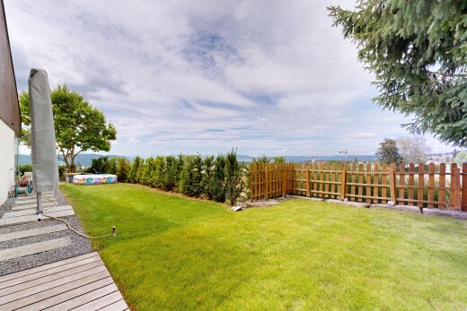 jardin avec clôture, pelouse, from property, et day time
