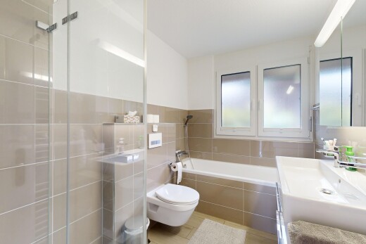 salle de bains avec salle de bain complète, lavabo (ou coiffeuse selon le contexte), miroir, inside property, et bain