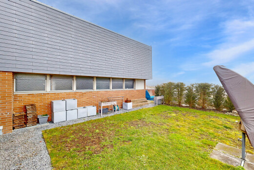 außenansicht mit rasen, from property, ziegelverkleidung, und day time