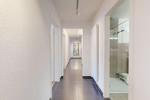 couloir avec inside property, éclairage sur rail, et track lighting