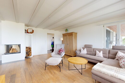 salon avec plafond à poutres, beamed ceiling, inside property, cloison sèche, et drywall