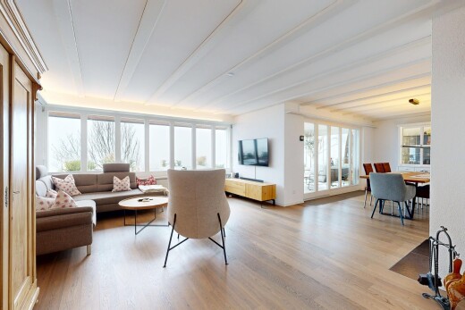 salon / salle à manger avec inside property, télévision, sol en finition bois, wood finish floor, et lumière naturelle