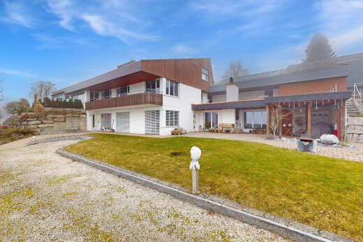 façade avec pelouse, day time, property visible, et balcon
