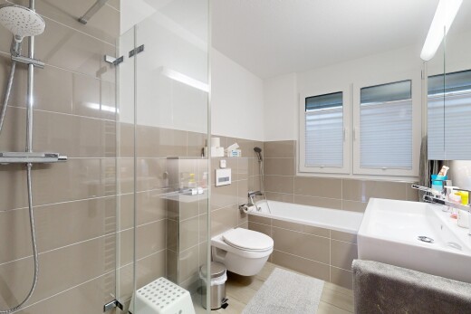 salle de bains avec salle de bain complète, lavabo (ou coiffeuse selon le contexte), miroir, inside property, et douche