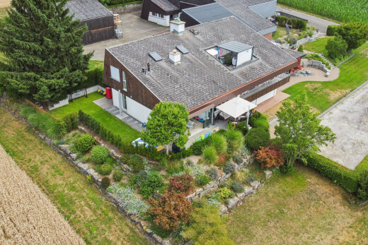 espace extérieur avec pelouse, property visible, et terrasse