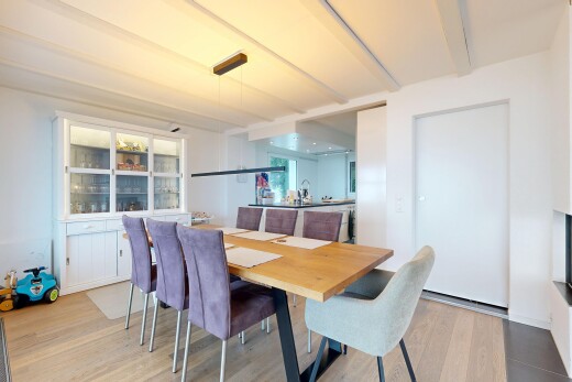 esszimmer mit gipskartonwand, drywall, holzfußboden, wood finish floor, und inside property