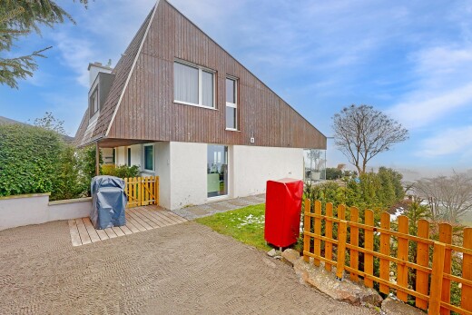 außenansicht mit holzverkleidung, zaun, day time, vertikale verkleidung, und property visible