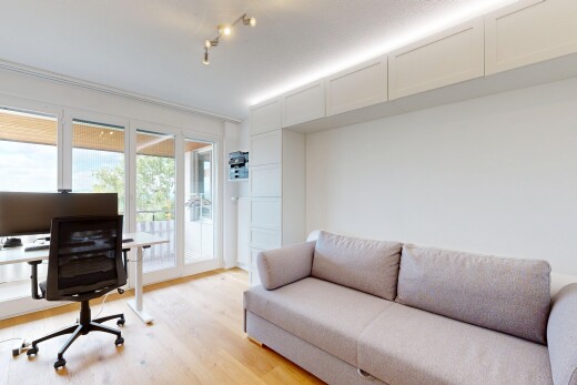 salon avec inside property, sol en finition bois, wood finish floor, lumière naturelle, et natural light