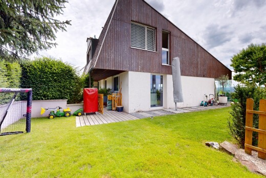 façade avec bardage vertical, overcast, from property, bardage en bois, et pelouse