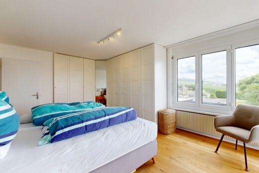 chambre avec inside property, sol en finition bois, wood finish floor, lumière naturelle, et natural light