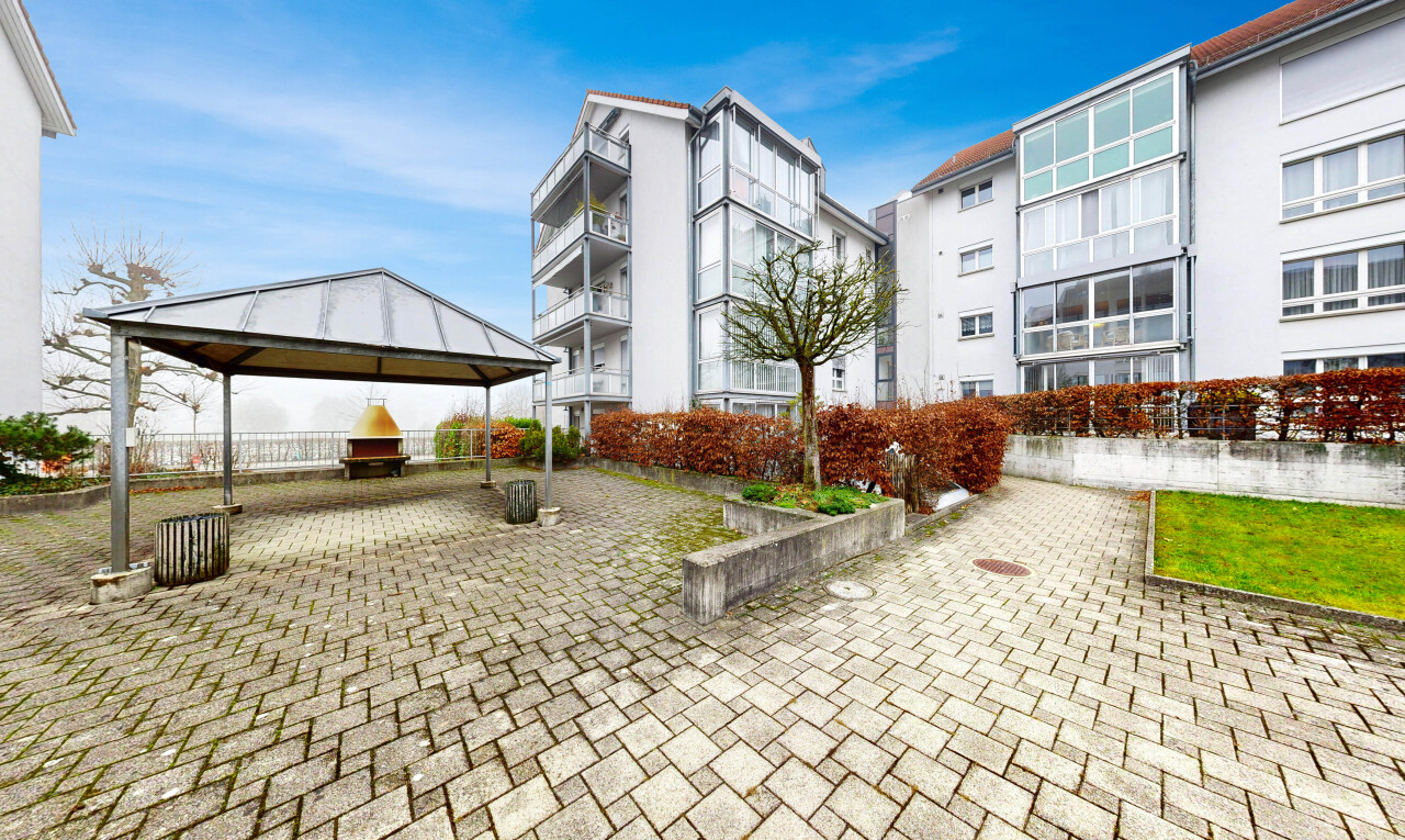 view of apartment building / complex