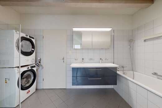 bad mit komplettes badezimmer, fliesenboden, tile floor, schminktisch, und inside property