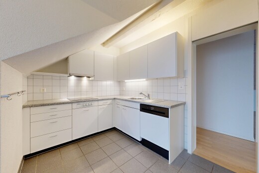 küche mit weiße schränke, küchenrückwand beim herd, küchenrückwand beim Herd, inside property, und fliesenboden