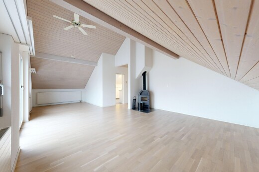 leerer raum mit balkendecke, beamed ceiling, holzfußboden, wood finish floor, und deckenventilator