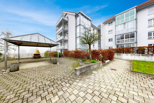 außenansicht mit blick auf wohnanlage, apartment complex view, from community, und day time