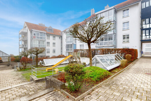 außenansicht mit blick auf wohnanlage, apartment complex view, gewächshaus, day time, und from community