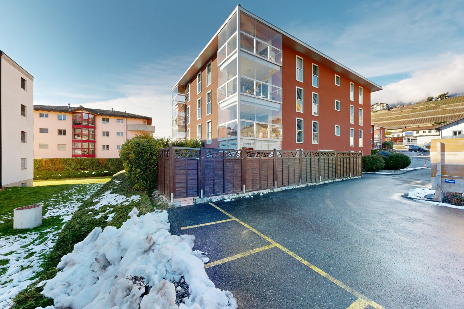 außenansicht mit blick auf wohnanlage, apartment complex view, day time, parkplatz, und from community