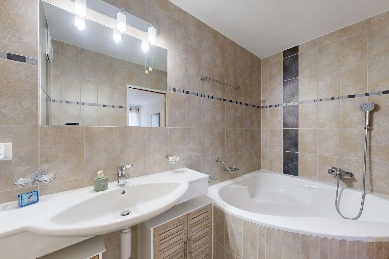 bad mit fliesenwand, tile wall, inside property, und komplettes badezimmer