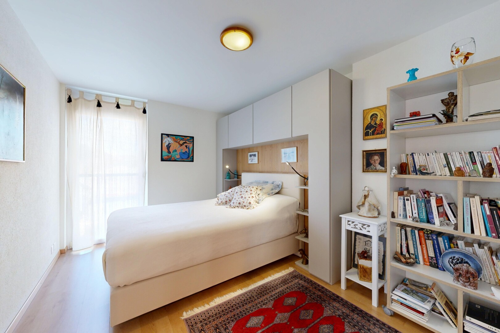 zimmer / schlafzimmer mit inside property, holzfußboden, wood finish floor, natürliches licht, und natural light